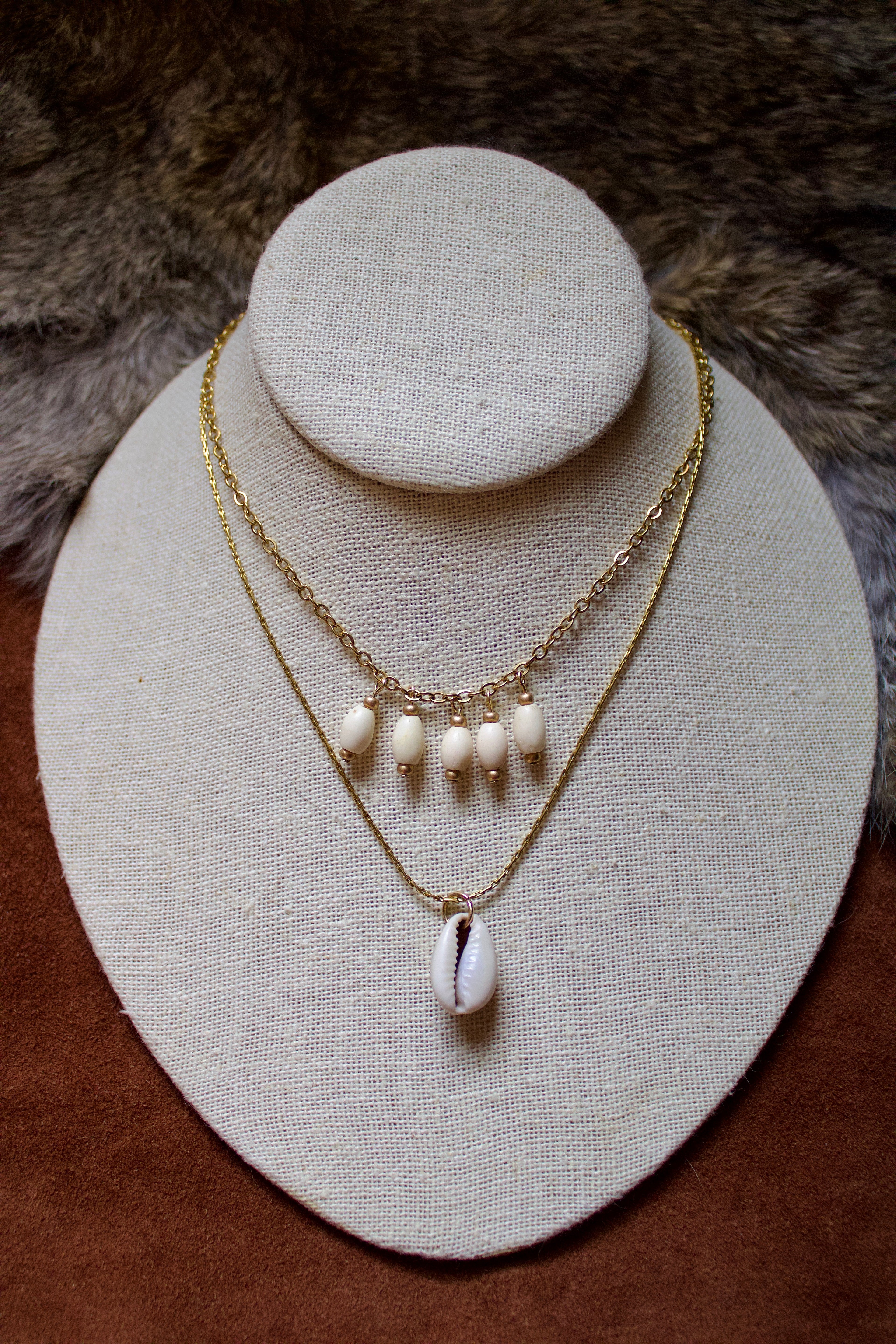 18k gold chain bone / cowrie